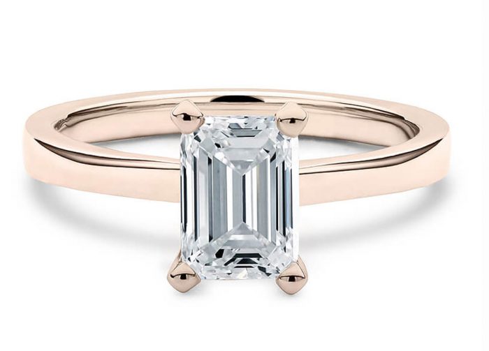 Μοντέρνο μονόπετρο δαχτυλίδι με Emerald Cut diamond
